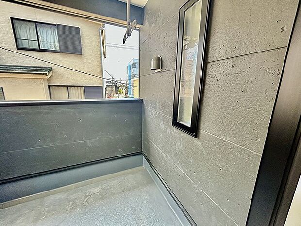 プライバシーを確保しやすい広々としたインナーバルコニー。雨天時でも洗濯物が濡れることなく安心です。