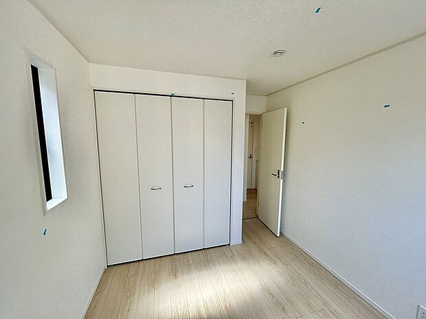 どんな家具にでも相性が良い清潔感ある白色調のクロスを採用。主張しすぎない配色、耐久性にも優れた床材は日々のメンテナンスも楽に、快適に過ごして頂けるよう考えられています。