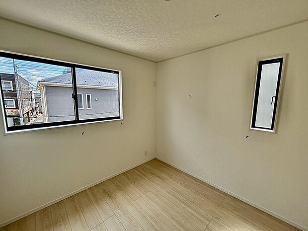 今からここを誰のお部屋にしようか、そんな洋室。大きさは5.25帖です。