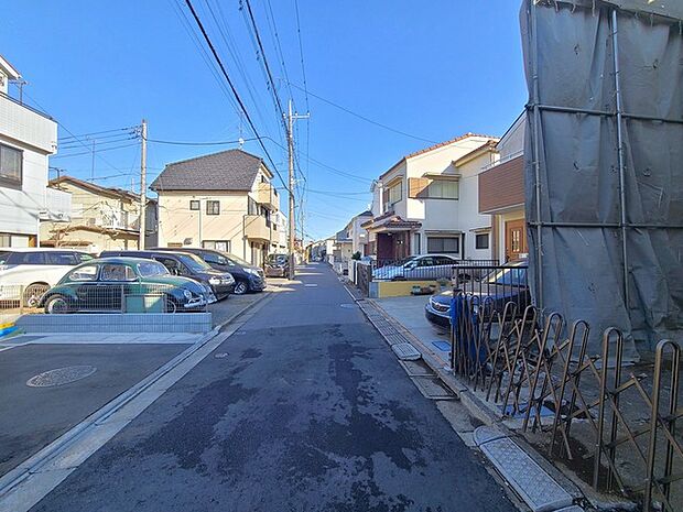戸建てが立ち並ぶ静かな住宅街。四季折々の移り変わりを感じながら自然と楽しみ、暮らす、そんな毎日を日々の中で感じられる住環境