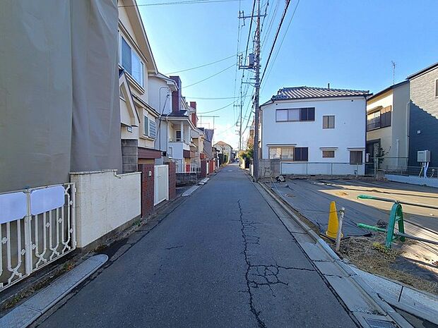戸建てが立ち並ぶ静かな住宅街。四季折々の移り変わりを感じながら自然と楽しみ、暮らす、そんな毎日を日々の中で感じられる住環境 