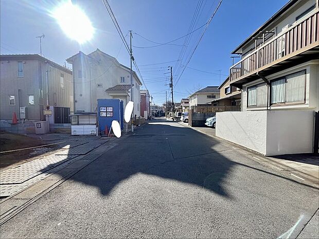 6m幅員の道路に面しておりお車の運転が苦手な方でも安心して出入りいただけます。