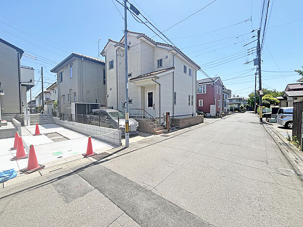 静かな住宅街に佇む、穏やかな佇まいの住まい。青い空の下、心地よい風が吹き抜けるような清々しい印象を与えます。整然とした街並みに調和し、日々の暮らしに安らぎをもたらしてくれるでしょう