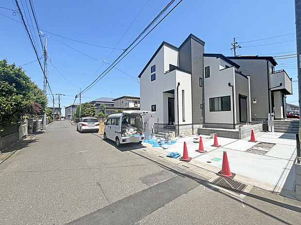 澄んだ空の下、モダンなデザインの建物が街並みに馴染む。静かな住宅街で、新しい暮らしがここから始まります