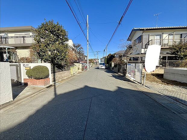 6m幅員の道路に面しておりお車の運転が苦手な方でも安心して出入りいただけます。 