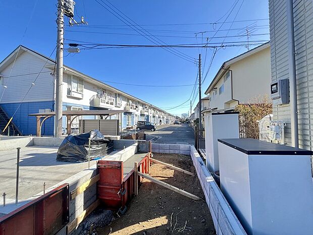 前面道路は広く、駐車がしやすいです。駐車スペース2台分ございます。 