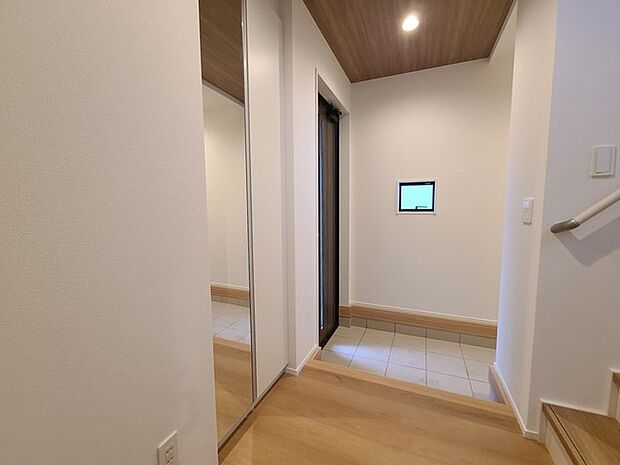 明るく開放的な玄関、靴の脱ぎ履きもしやすく、収納も豊富でご家族皆様の靴をスッキリ収納できます。