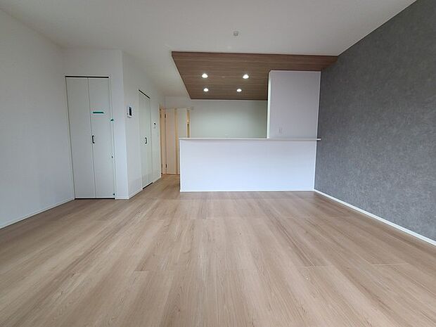 家族団欒のリビング。陽光差し込む食卓には家族の会話とスマイルが溢れます。いつまでもここで食卓を囲みたくなる、そう感じさせてくれるスペース。 