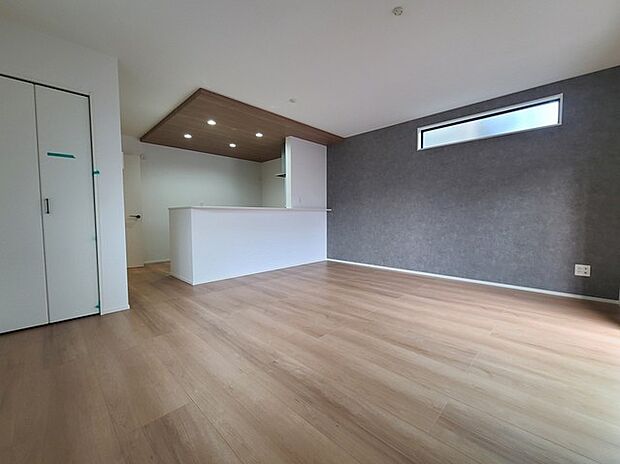 家族団欒のリビング。陽光差し込む食卓には家族の会話とスマイルが溢れます。いつまでもここで食卓を囲みたくなる、そう感じさせてくれるスペース。