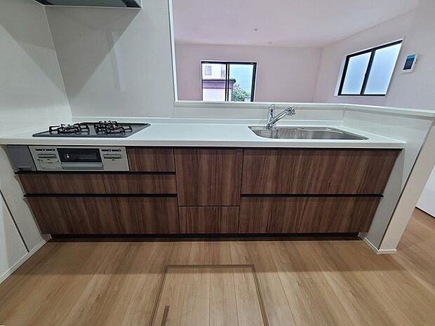 リビングにいる家族の顔が見渡せるカウンターキッチン。お料理もより一層おいしく、楽しく。食器棚を背面に設置しても十分な広さを確保しています。