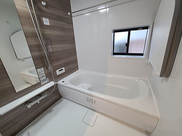 一緒にお風呂に入っている子供達の声がリビングまで聞こえてきそうな広々とした1坪バス 