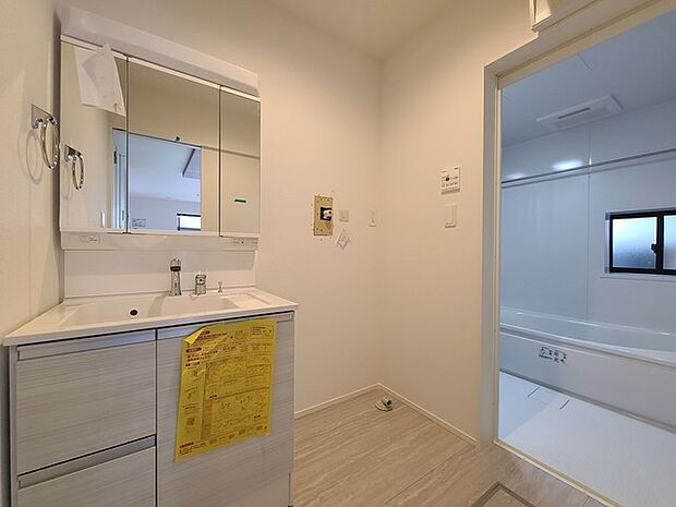 お出かけ前の身だしなみに一歩差がつく三面鏡。ミラー裏にはたっぷり収納もございます。