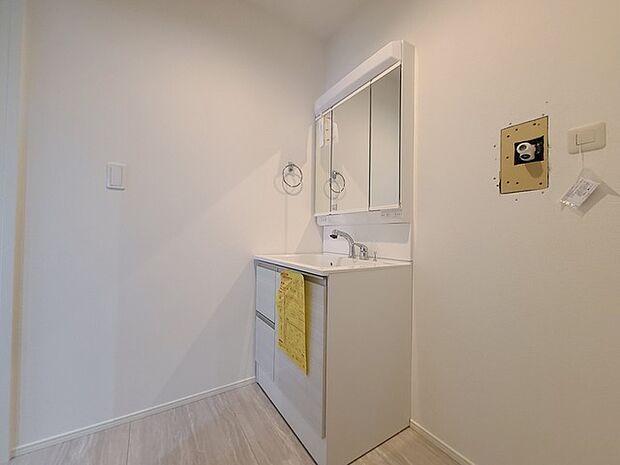 お出かけ前の身だしなみに一歩差がつく三面鏡。ミラー裏にはたっぷり収納もございます。