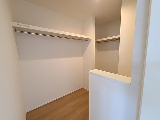 収納で悩む時間をなくしたい。家族の衣服が多くても頼もしいWIC(ウォークインクローゼット)