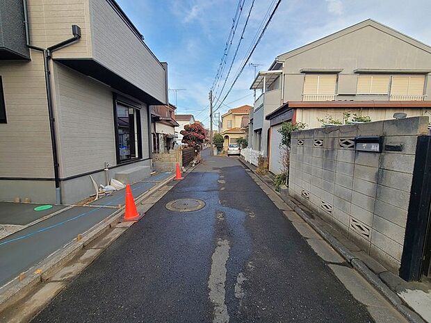戸建てが立ち並ぶ静かな住宅街。四季折々の移り変わりを感じながら自然と楽しみ、暮らす、そんな毎日を日々の中で感じられる住環境 