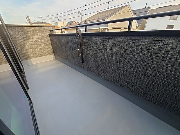 広めのバルコニーは風通しも良くお洗濯物もしっかりと干すことができます!