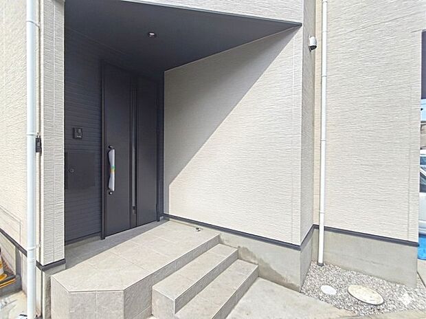 ダブルロック仕様の玄関ドア。