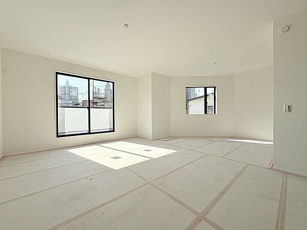 家族や友人、両親、親戚とこれから沢山の時間を紡ぐのだろう。そこを彩るのは窓から見える青い空、心地よい緑。そんなイメージが膨らむリビングスペース。