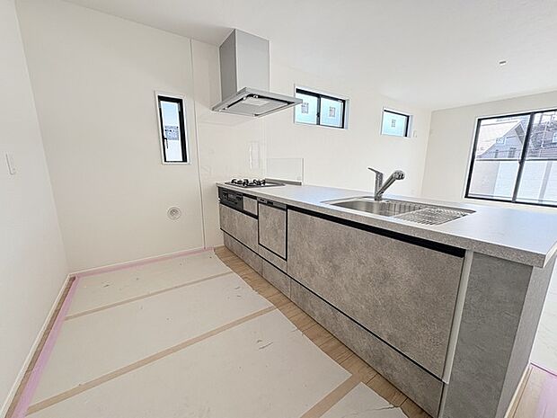 人工大理石を使用したシステムキッチン。永く傷つきにくく、お手入れもしやすい高機能性です。