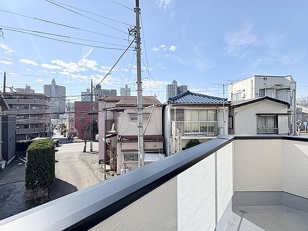 窓から眺める風景は一日の疲れを癒すヒーリングを奏でる、心地の良い時間を演出してくれます。室内も重要ですが、周りの環境もマイホーム選びの大事なポイント