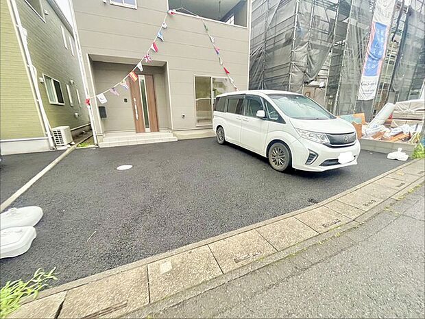 セカンドカーや来客時にも便利なカースペース2台分ございます。 