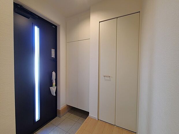 明るく開放的な玄関、靴の脱ぎ履きもしやすく、収納も豊富でご家族皆様の靴をスッキリ収納できます。 