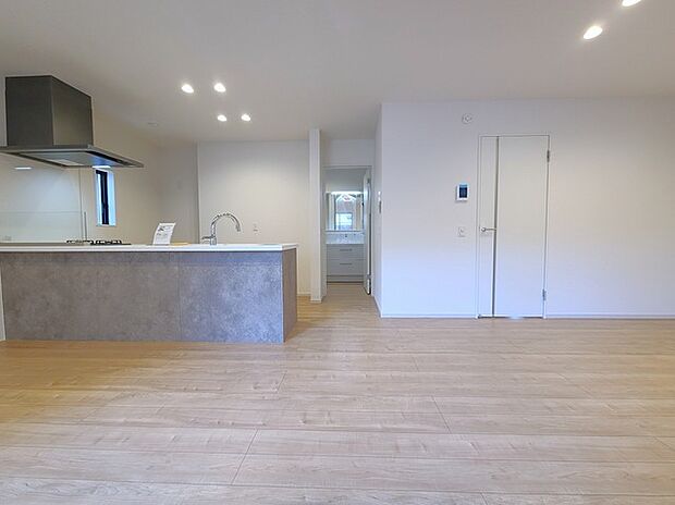 家族団欒のリビング。陽光差し込む食卓には家族の会話とスマイルが溢れます。いつまでもここで食卓を囲みたくなる、そう感じさせてくれるスペース。 