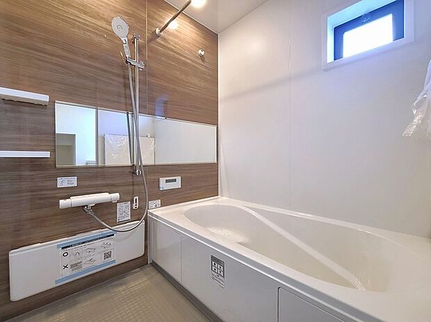 一緒にお風呂に入っている子供達の声がリビングまで聞こえてきそうな広々とした1坪バス 