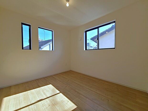 2面採光を確保した明るい室内は、爽やかな風を感じる居心地の良い空間です。 