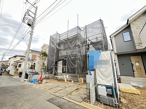 建設中の建物が、新たな暮らしの舞台へと、静かにその姿を整えています。周囲の穏やかな街並みと調和しながら、未来への期待感を抱かせる、その佇まいが魅力的です