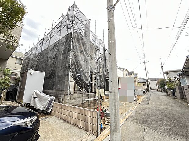 戸建てが立ち並ぶ静かな住宅街。四季折々の移り変わりを感じながら自然と楽しみ、暮らす、そんな毎日を日々の中で感じられる住環境