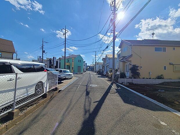 戸建てが立ち並ぶ静かな住宅街。四季折々の移り変わりを感じながら自然と楽しみ、暮らす、そんな毎日を日々の中で感じられる住環境