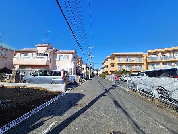 戸建てが立ち並ぶ静かな住宅街。四季折々の移り変わりを感じながら自然と楽しみ、暮らす、そんな毎日を日々の中で感じられる住環境 