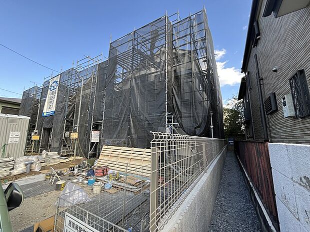 澄んだ青空の下、確かな未来へと進む建設現場の様子