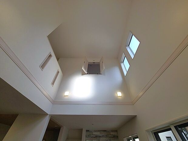 開放感ある上部の吹き抜けは、より高い場所からの陽を取り込み四季折々に室内を演出してくれます。 