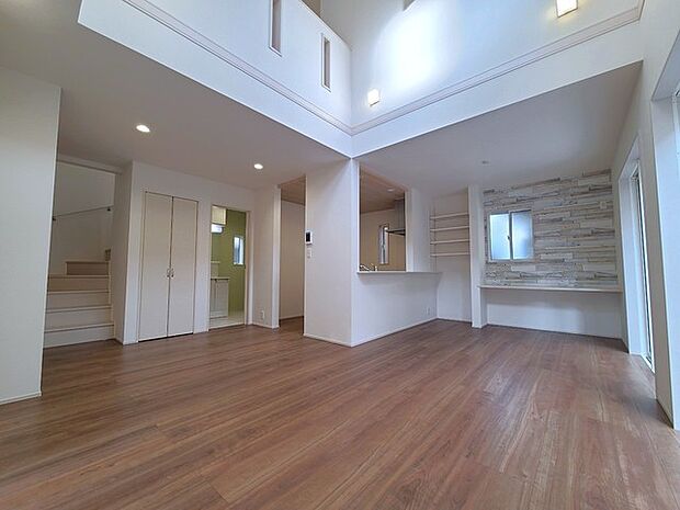 家族団欒のリビング。陽光差し込む食卓には家族の会話とスマイルが溢れます。いつまでもここで食卓を囲みたくなる、そう感じさせてくれるスペース。 