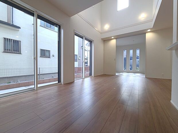 開放感ある上部の吹き抜けは、より高い場所からの陽を取り込み四季折々に室内を演出してくれます。 