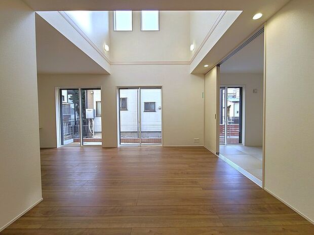 開放感ある上部の吹き抜けは、より高い場所からの陽を取り込み四季折々に室内を演出してくれます。 