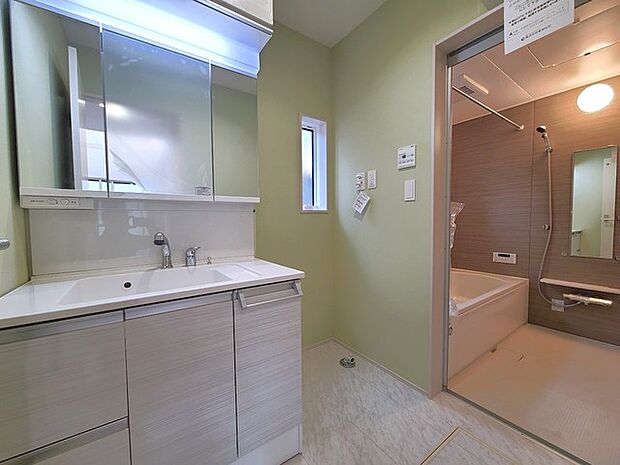 使い勝手の良い洗面台、窓があることで換気もしやすく清潔感のある空間を保てます。 