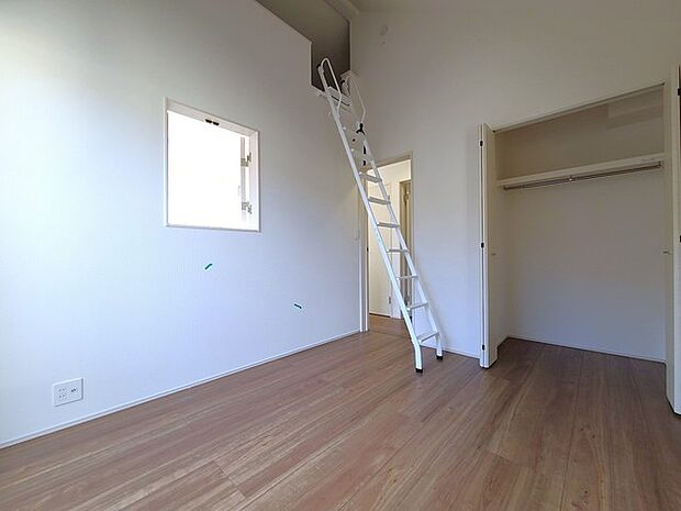 ロフト付き どんな家具にでも相性が良い清潔感ある白色調のクロスを採用。主張しすぎない配色、耐久性にも優れた床材は日々のメンテナンスも楽に、快適に過ごして頂けるよう考えられています。 