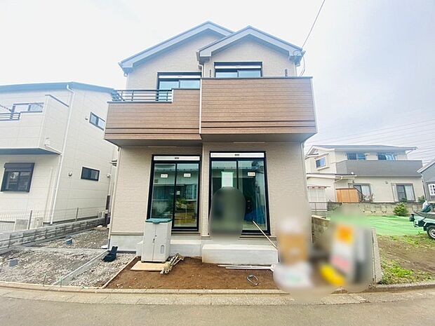 戸建てが立ち並ぶ静かな住宅街。四季折々の移り変わりを感じながら自然と楽しみ、暮らす、そんな毎日を日々の中で感じられる住環境