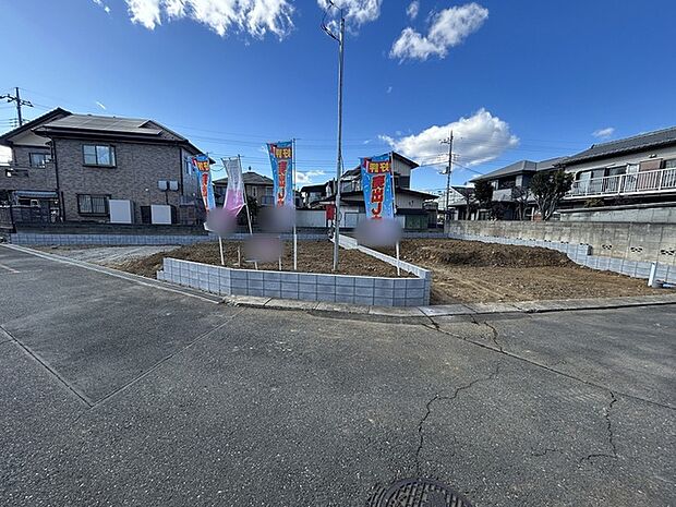 前面道路は広く、駐車がしやすいです。駐車スペース2台分ございます。