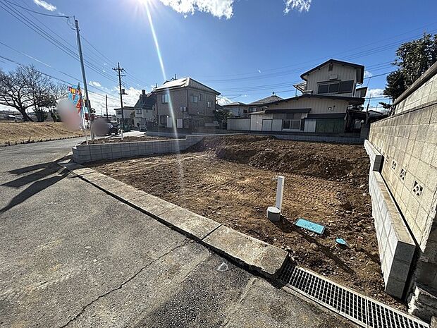 戸建てが立ち並ぶ静かな住宅街。四季折々の移り変わりを感じながら自然と楽しみ、暮らす、そんな毎日を日々の中で感じられる住環境 