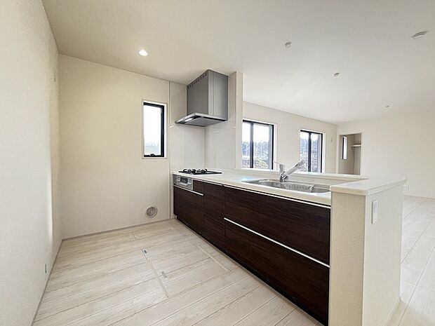 リビングにいる家族の顔が見渡せるカウンターキッチン。お料理もより一層おいしく、楽しく。食器棚を背面に設置しても十分な広さを確保しています。