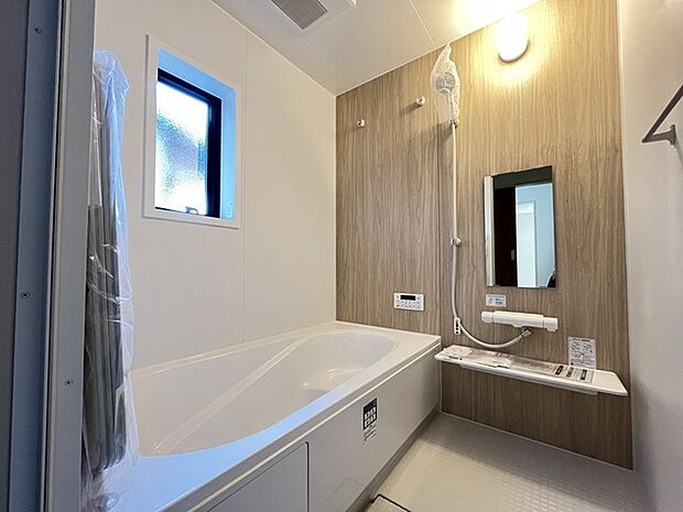 落ち着いた色味の浴室で1日の疲れをゆっくりと癒してください。