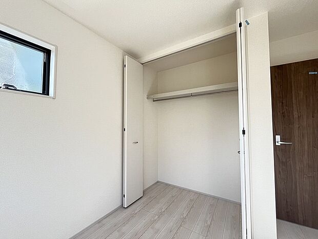 広々収納で、仕事着、普段着をまとめて収納できます。