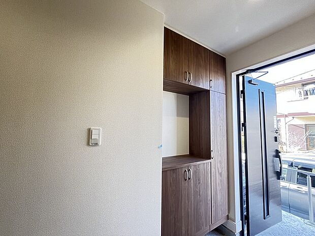 明るく開放的な玄関、靴の脱ぎ履きもしやすく、収納も豊富でご家族皆様の靴をスッキリ収納できます。