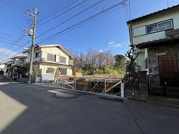戸建てが立ち並ぶ静かな住宅街。四季折々の移り変わりを感じながら自然と楽しみ、暮らす、そんな毎日を日々の中で感じられる住環境 
