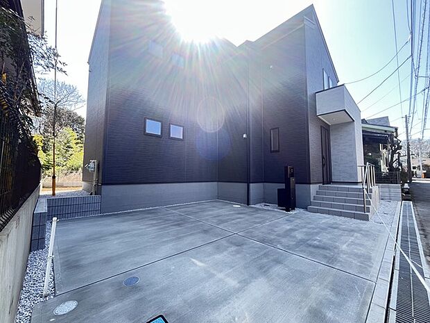 戸建てが立ち並ぶ静かな住宅街。四季折々の移り変わりを感じながら自然と楽しみ、暮らす、そんな毎日を日々の中で感じられる住環境