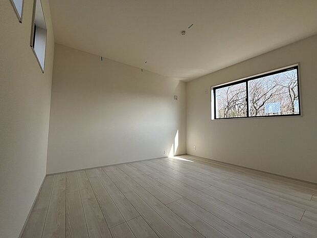 ゆとりの7.7帖ある寝室、陽光が入りやすく朝の目覚めも気持ち良く起こしてくれます。